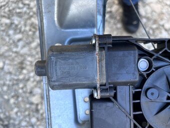Opel Astra J 09-15 mechanizmus sťahovania okna, zámok dverí - 9