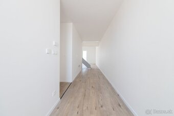 REZERVOVANÝ - MIKELSSEN - Na predaj priestranný 3 izbový byt - 9