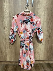 Krátke kvetinové dámske šaty - 9