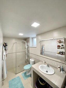 výrazná zľava na poschodvý RD s garážou v Skalici - 9