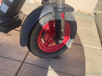 Predam apriliu kolobešku eSR2 - 9