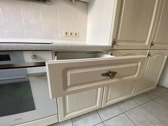 Moderná kuchynská linka so spotrebičmi - 9
