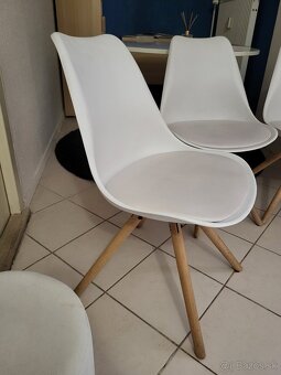 Okrúhly stôl, tri stoličky a taburetka gratis - 9