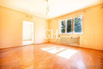 REZERVOVANÉ Priestranný rodinný dom so 6 izbami a garážou –  - 9