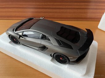 1:18 Autoart - Lamborghini Aventador SV - 9