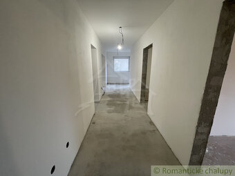 Trojizbový rodinný dom v kľudnej časti mesta Šurany - 9