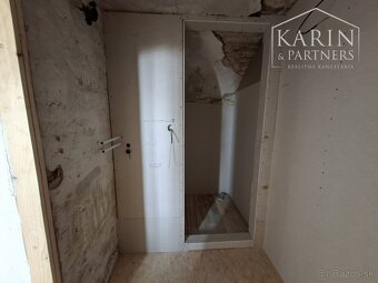 Byt s vlastným parkovacím miestom v centre Banskej Štiavnice - 9