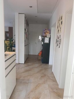 Predám 4-izbový byt v dome s 30m terasou, 2x parkovanie, - 9