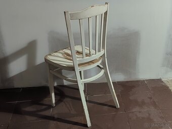 Posteľ, skrinky, stôl, stoličky, nočné stolíky, obrázky. - 9