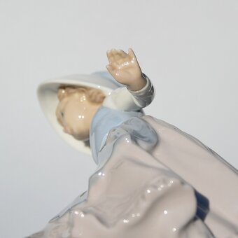 Lladró Porcelánová soška - Dievčatko s kovovou obručou - 9