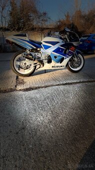 Suzuki gsxr 750 srad - 9