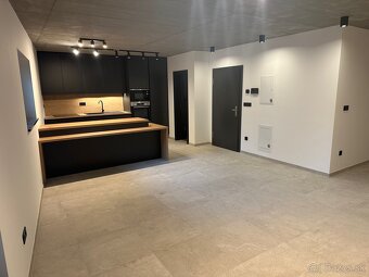 Prenajmem v centre Čadce veľký 1 izbový byt o rozlohe 51 m2 - 9