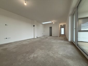 NOVOSTAVBA - ZLATÉ MORAVCE - 9