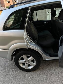 Toyota Rav4 2.0 D4-D 85kw 4x4 Klimatronik,Alu,Ťažné - 9