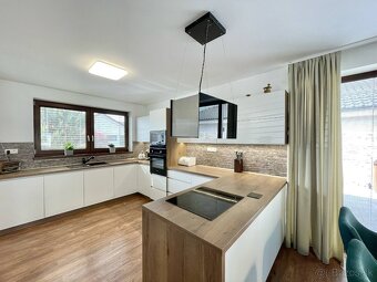 Na predaj moderná štýlová novostavba s garážou a pozemkom - 9