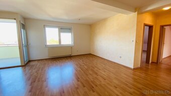 Priestraný 3-izbový tehlový byt s balkónom, terasou a s možn - 9
