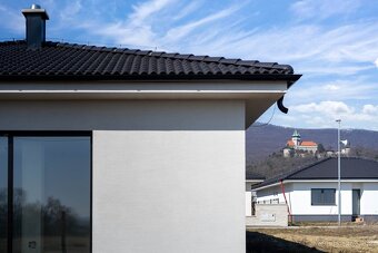 Novostavba- Bungalov s pekným výhľadom na Smolenický  zámok - 9