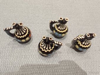 Starožitná drevená selská polica + pozdišovská keramika - 9