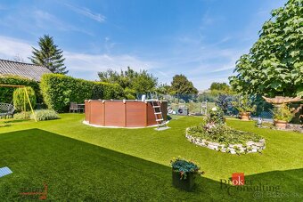 Priestranný 6 izbový rodinný dom s krásnym pozemkom v Dunaki - 9
