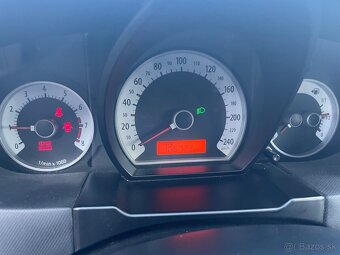 Kia Ceed hatchback, 1.4 benzín, 77kw, r.v.2010 - 9