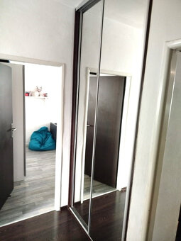 Priestranný 3-izbový byt (64 m²) s loggiou – ideálne bývanie - 9