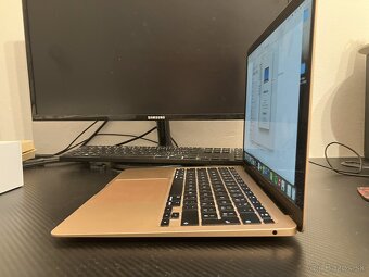 Predám MacBook Air 2020 Zlatý 8GB RAM - 9