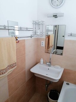 Voľná izba pre jednu osobu (spolu v 4-izb. byte len 2 osoby - 9