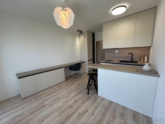 Štýlová garsonka s balkónom – Slnečnice POP - 9