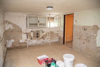 EXKLUZÍVNE vám ponúkame na predaj starší rodinný dom s veľký - 9