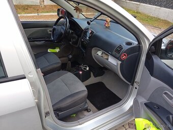 Kia Picanto 1.1 benzín 48kw rok 2004 - 9