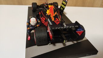 Max Verstappen 1:18 s figurkou - prvy titul Abu Dhabi 2021 - 9