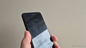 Apple iPhone SE 2022 - plne funkčný, poškriabaný - 9