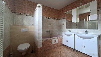 REZERVOVANÉ: Na prenájom viacgeneračný rodinný dom vo Veľkýc - 9