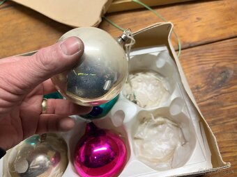 Staré Vianočné ozdoby s lampiónom a káblami. - 9