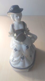 porcelánová soška dámy s vejárom a ležiacim psom - 9