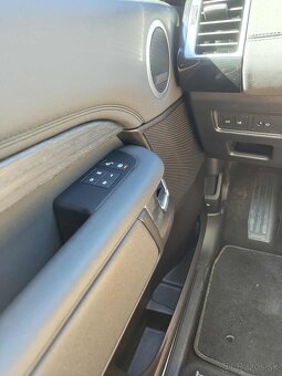 Land Rover Discovery 3.0L TD6 HSE Luxury AWD A/T - 9