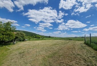 Stavebný pozemok s krásnym výhľadom na samote kopaníc - 9