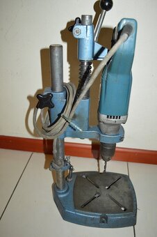 predam masivny liatinovy stojan s vrtackou B&D - 9