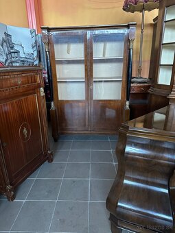 starožitná Vitrínová knižnica - 9