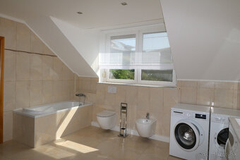 Prenajmeme 4 izb. byt v rodinnej vile na Kolibe. - 9