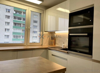 Priestranný 3-izbový byt na predaj - Trnava - 9