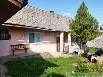 Z časti rekonštruovaný gazdovský dom v obci Hrušov - 9