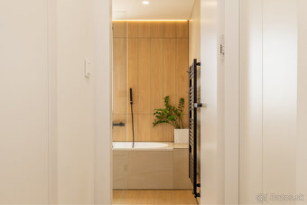 Dizajnový 3-izbový byt kompletne zariadený s garážou - 9