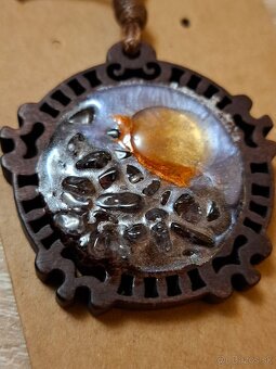 Drevené prívesky zo zivice - 9