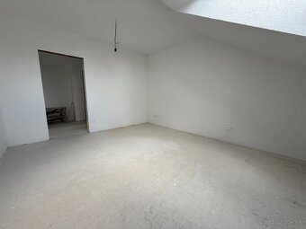 Na predaj 3-izbový podkrovný byt s loggiou v historickom cen - 9