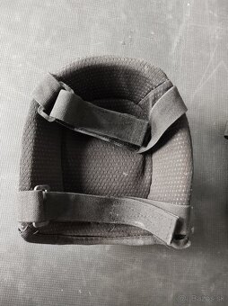 {33}  Chrániče kolien - 9