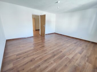 Na predaj zrekonštruovaný rodinný dom v obci Jelšovec pri Lu - 9