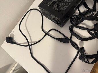 Corsair RM1000x - 9