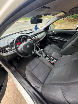 Alfa Romeo Giulietta 2010 1 maj serviska 124t km plně funkčn - 9