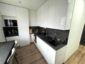 Na prenájom 2 izbový zrekonštruovaný byt s parkovaním - 9